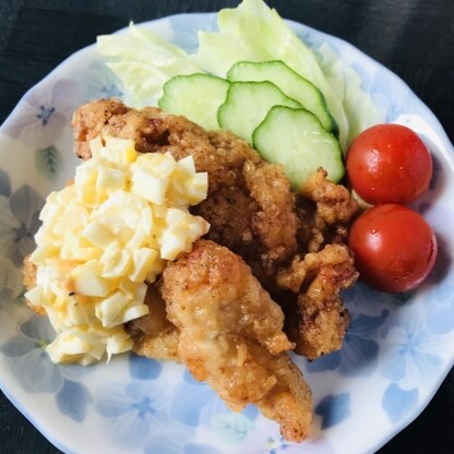 レシピを参考にして作ってみました。シンプルな食材で宮崎名物のチキン南蛮ができるので良いですね。酸味のあるタルタルと揚げた鶏肉がよく合っていて美味しかったです。